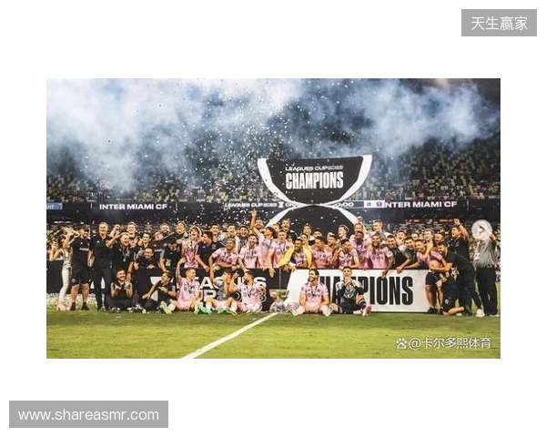 安东内拉晒一家人同美职联奖杯合照：恭喜亲爱的，我们爱你